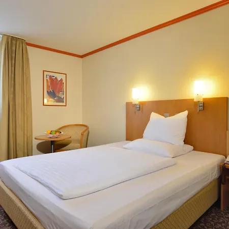 Plaza מלון לאונברג